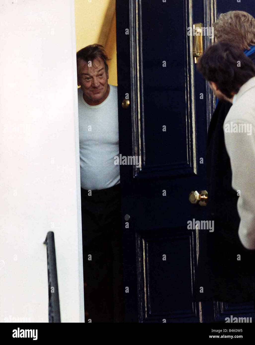 Denholm Elliott, britischer Schauspieler Januar 1989 an seiner Haustür im Gespräch mit Reportern Mirrorpix Stockfoto