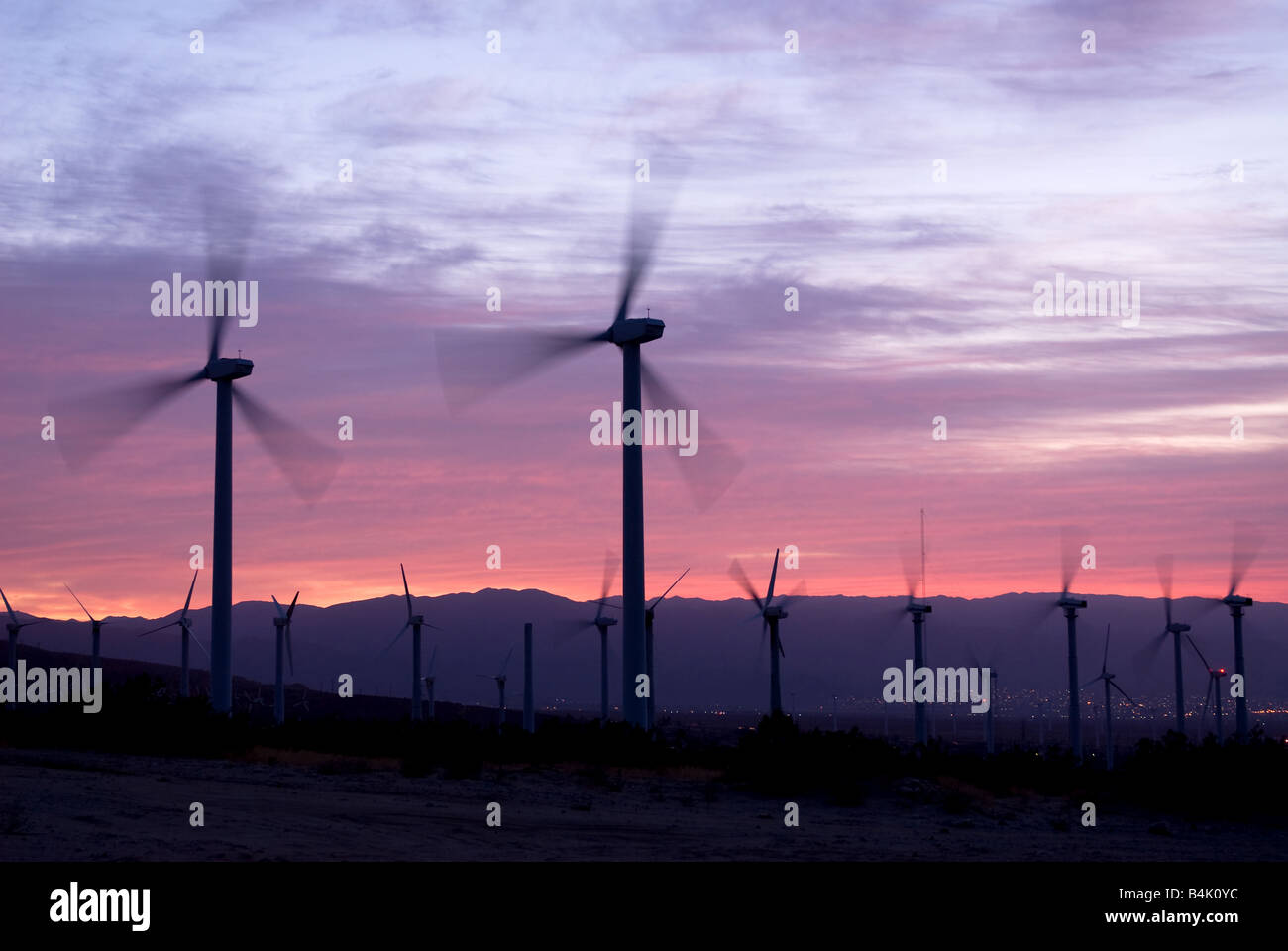 Windmühlen Energie erzeugende in der Wüste liefern saubere, erneuerbare Energie Stockfoto