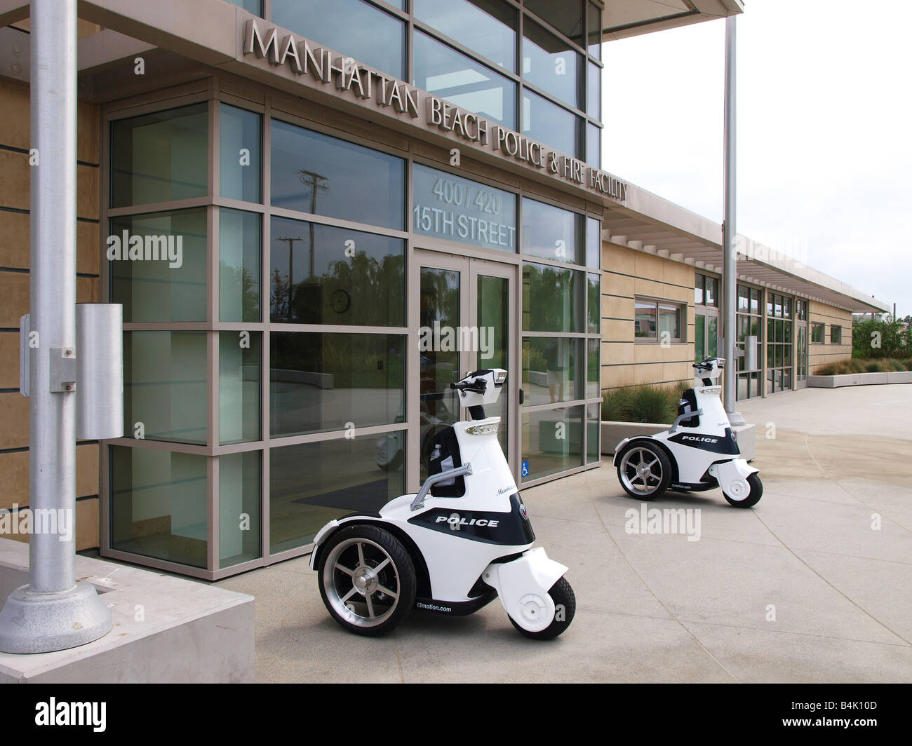 Manhatten Beach Polizei und Feuerwehr mit zwei T3 Motion persönliche Elektromobilität Fahrzeuge geparkt vor der Tür Stockfoto