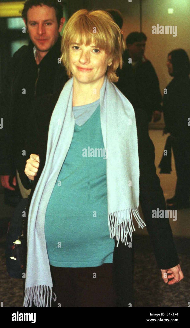 Schauspielerin Jane Horrocks von Absolutely Fabulous kommt Januar 1999 am Flughafen Heathrow sieben Monate, die schwanger LAFjan05 18. Januar den Geburtstag von Jane Horrocks Jahrgang 1964 markiert Stockfoto