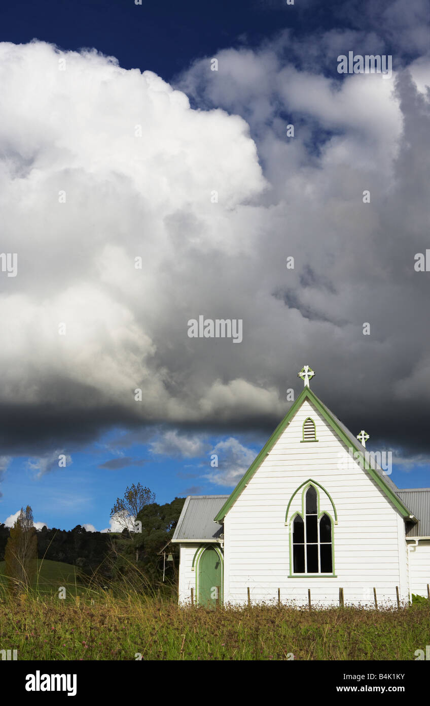 Weiße Kirche vor große weiße Wolke Bay Islands Northland Nordinsel Neuseeland Stockfoto