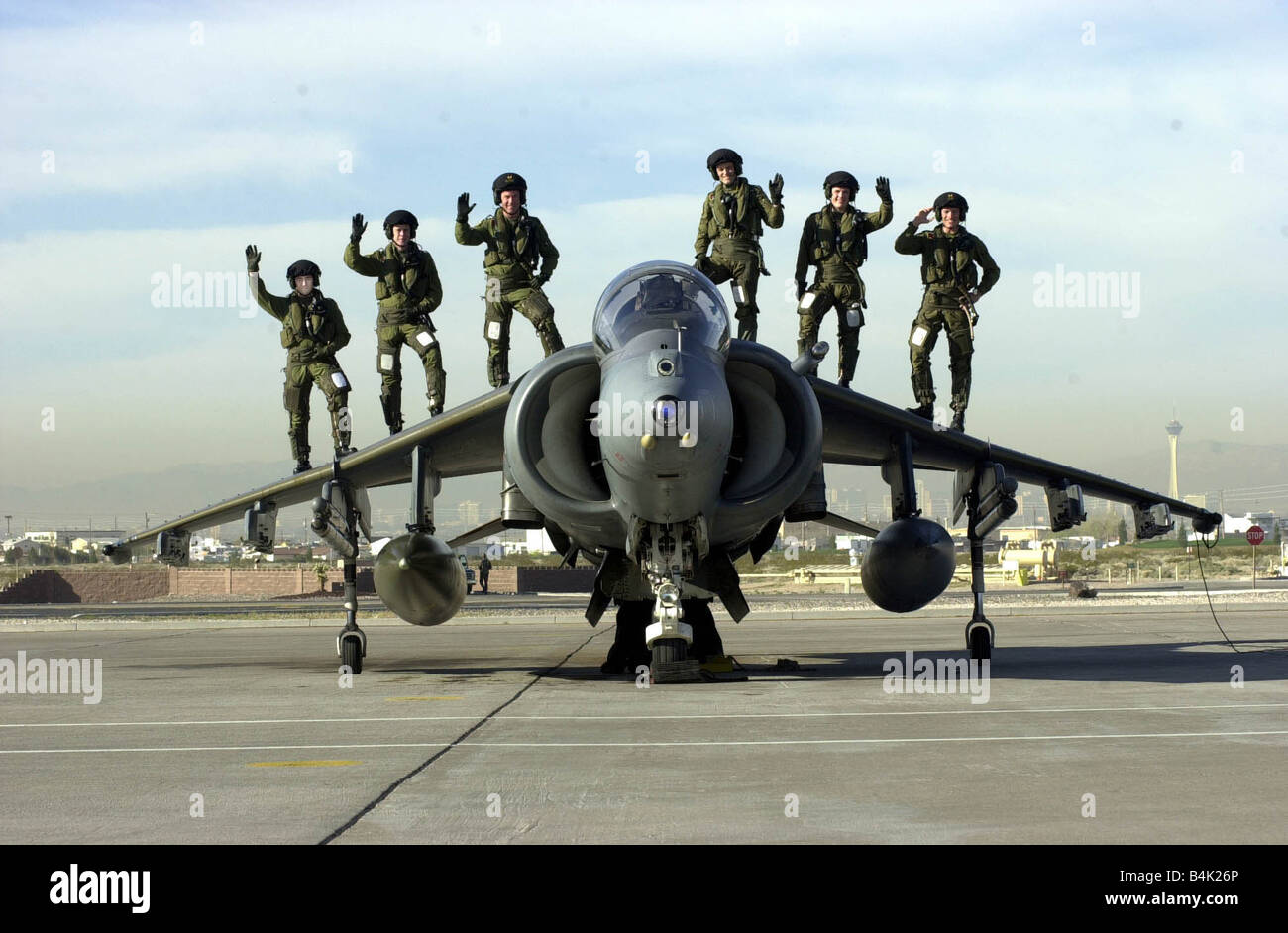 Harrier Piloten aus 1 Geschwader Mrch 2001 Mach dich bereit für Mock Krieg bei rote Fahne in der Nevada USA von links sind FLT LT PAUL LAUGHARNE SDN LDR GARY Wasserfall WNG CMDR SEAN BELL FLT LT AARON LAUDER FLT LT MARK GREEN und FLT LT CHRIS AVERTY LFEY003 Flight100 Stockfoto