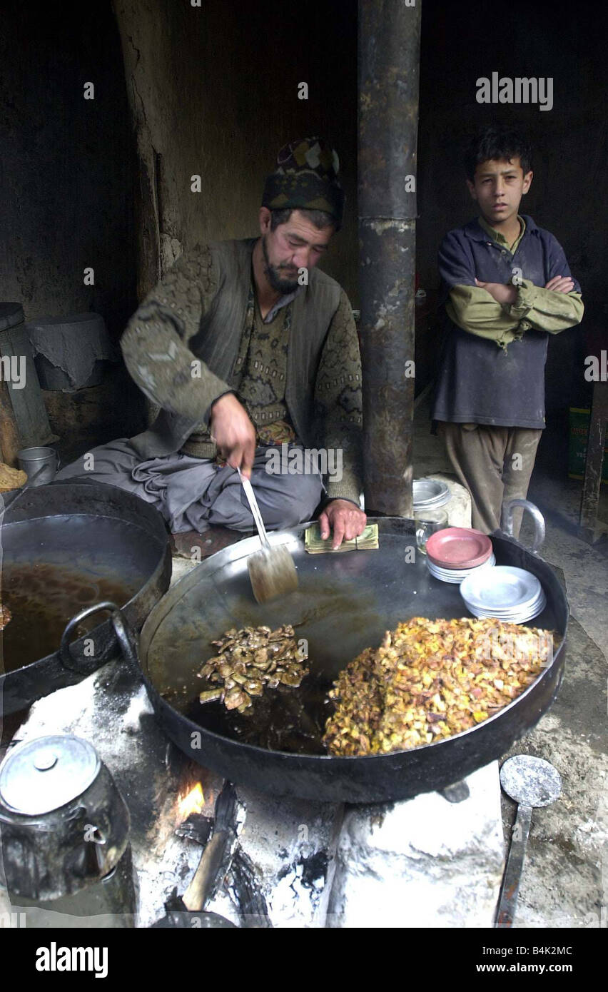 Heißes Geld Essen Verkäufer in Kabul-Markt hält seine Hand auf das Geld in der Pfanne Stockfoto