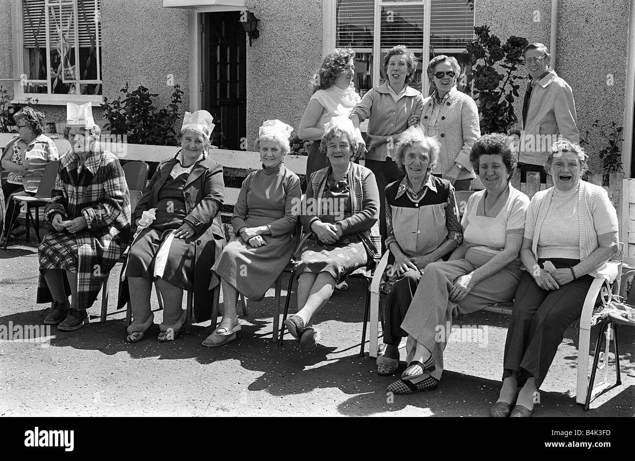 Königliche Hochzeit feiern In Ulster Juli 1981 Rentner die Sonne zu genießen, während Sie beobachten die Kinder s Party am Ufer Crescent Shore Road Belfast nach der Hochzeit wurde es Parteien in Hülle und Fülle auf den Straßen von Ulster Stockfoto