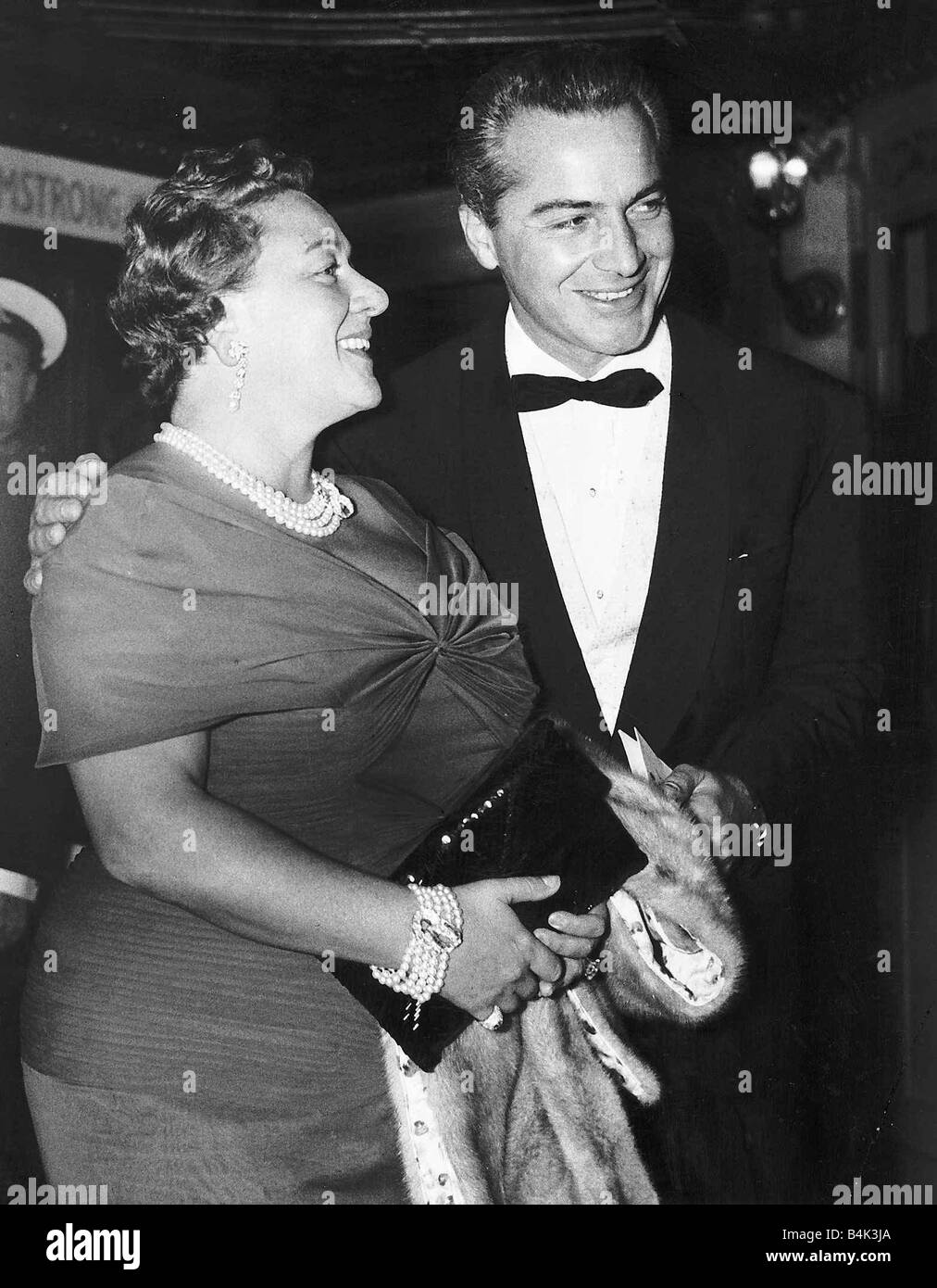 Rossano Brazzi italienischer Schauspieler tragen Fliege und Smoking im