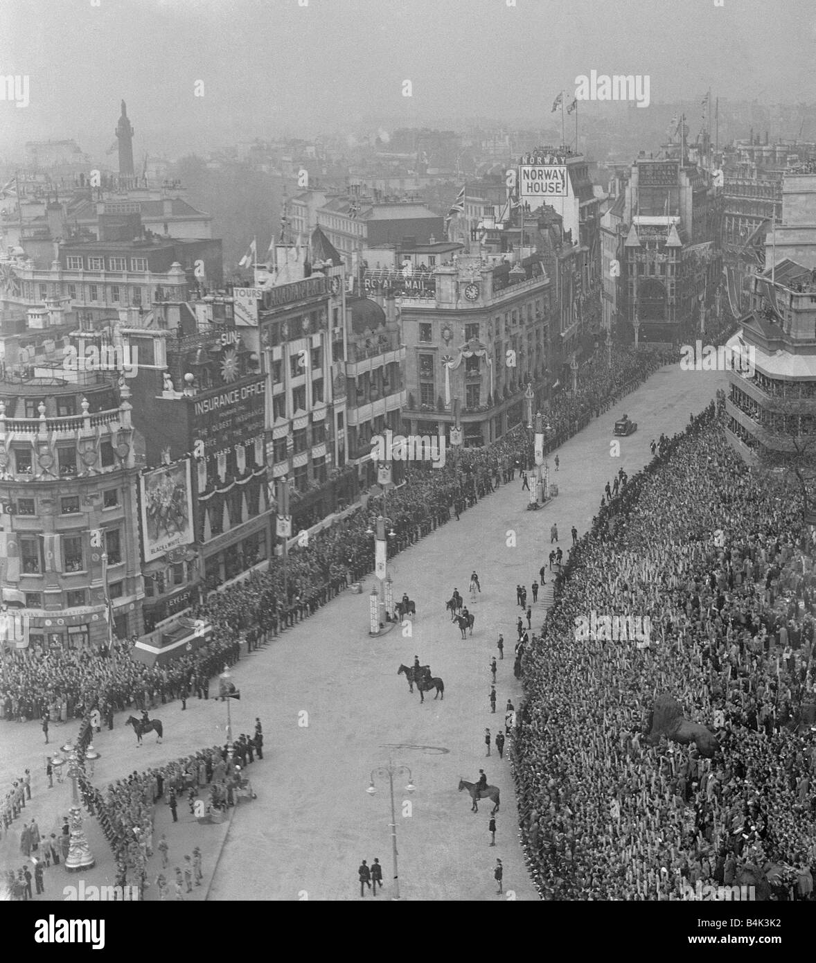 George VI Krönung London Trafalgar Square warten Mai 1937 die Massen um eine gepackte Trafalgar Square der Könige-Prozession Stockfoto