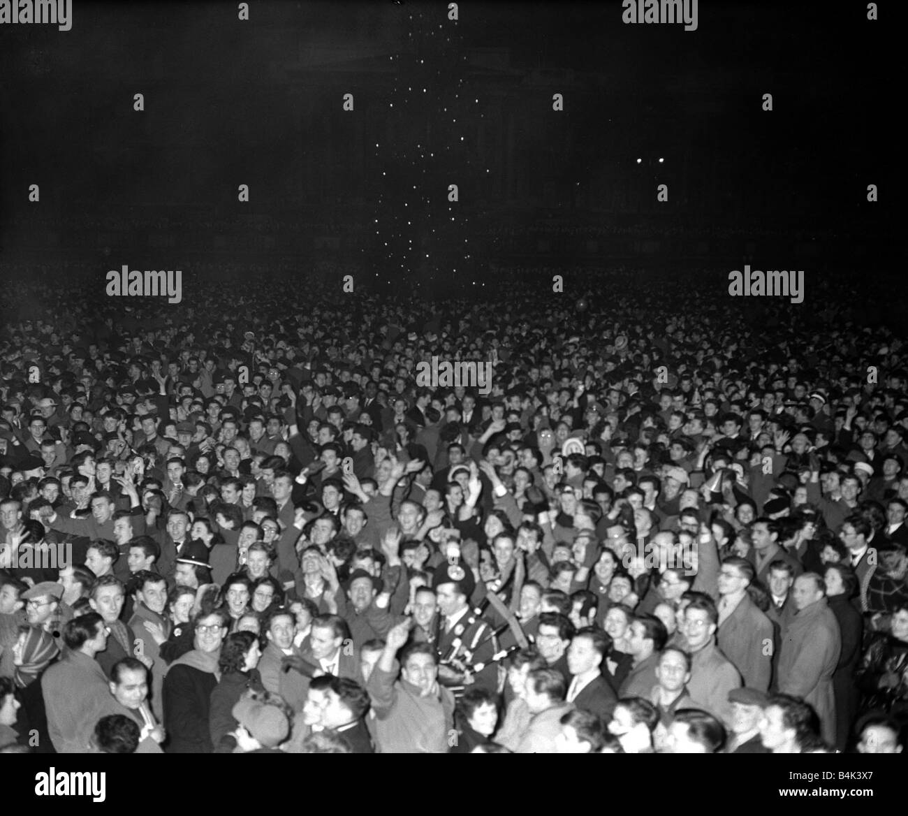 Silvesterfeier am Picadilly Square in London 1953 Menschenmengen sammeln durch den Brunnen Mirrorpix Stockfoto