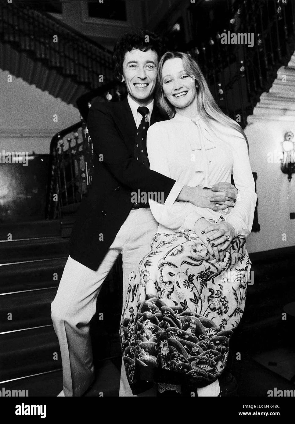 Karen Dotrice Actress und Robert Powell Schauspieler sitzen auf Bannister Schiene am unteren Ende einer Treppe dbase Stockfoto