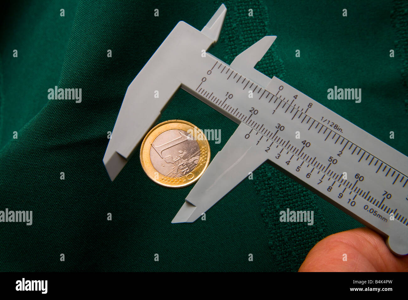 Euro-Münze im Bremssättel gemessen werden. Stockfoto