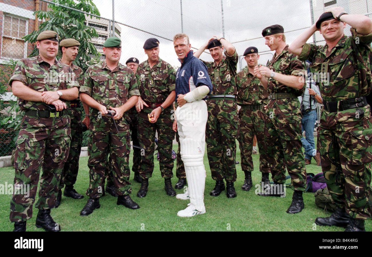 England Kricket Kapitän Alec Stewart Nov 1998 mit einer Gruppe von britischen Soldaten bei der Gabba Brisbane Stockfoto