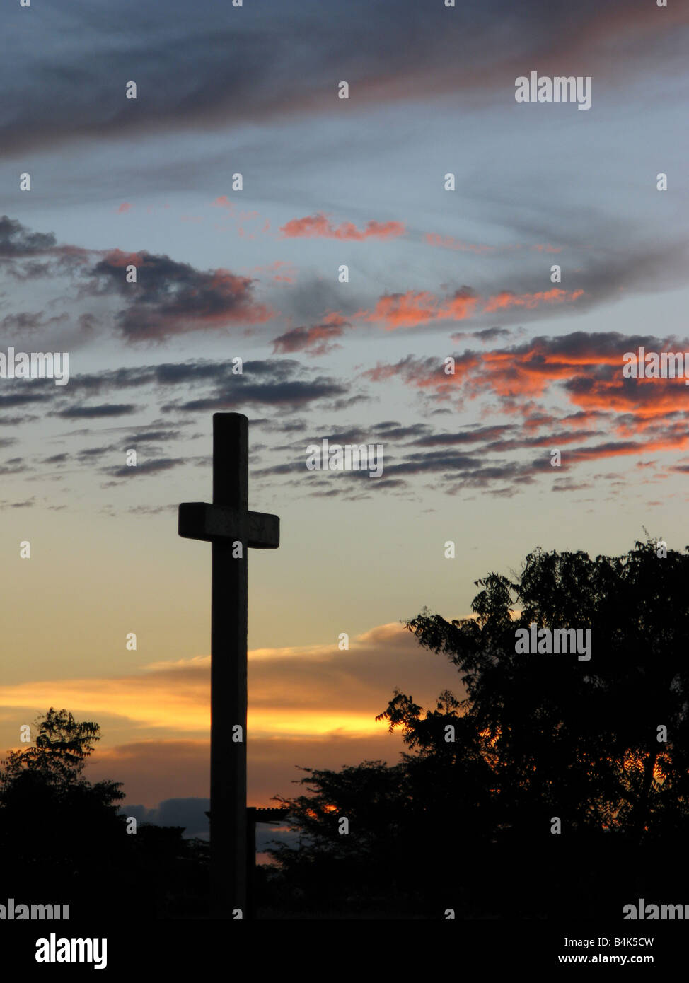 Kreuz im Sonnenuntergang, Religion Christ, in der Nähe von Cristo von Jose Puerto La Cruz, Venezuela Stockfoto