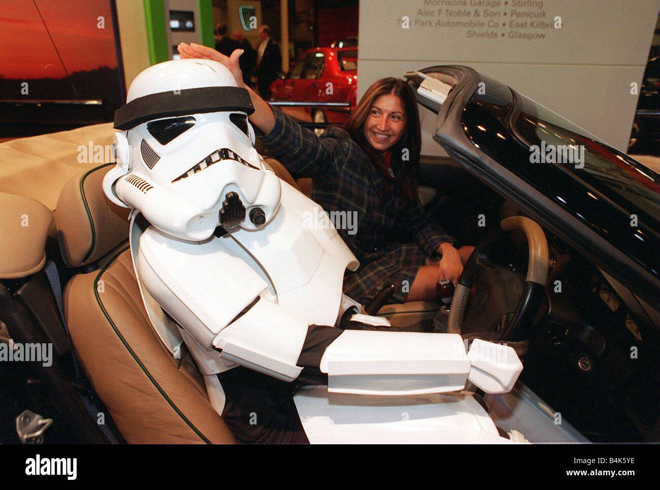 Schottische Motor zeigen in Glasgow November 1997 STORM TROOPER aus STAR WARS mag der MG F Sportwagen am MOTOR IN SECC als CLAUDIA BRISCI FIND ihn ungewöhnliche Fahrer sein Stockfoto