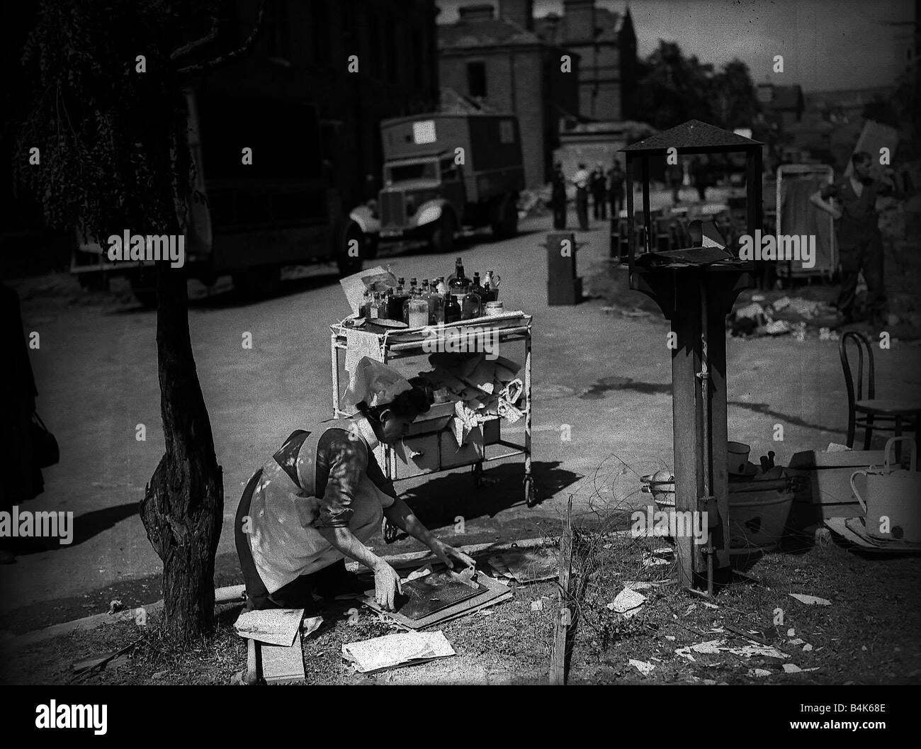 Lewisham Krankenhaus nach Luftangriff während dem 2. Weltkrieg 1944 mit Krankenschwester sammeln Schäden einige an Material zusammen Stockfoto