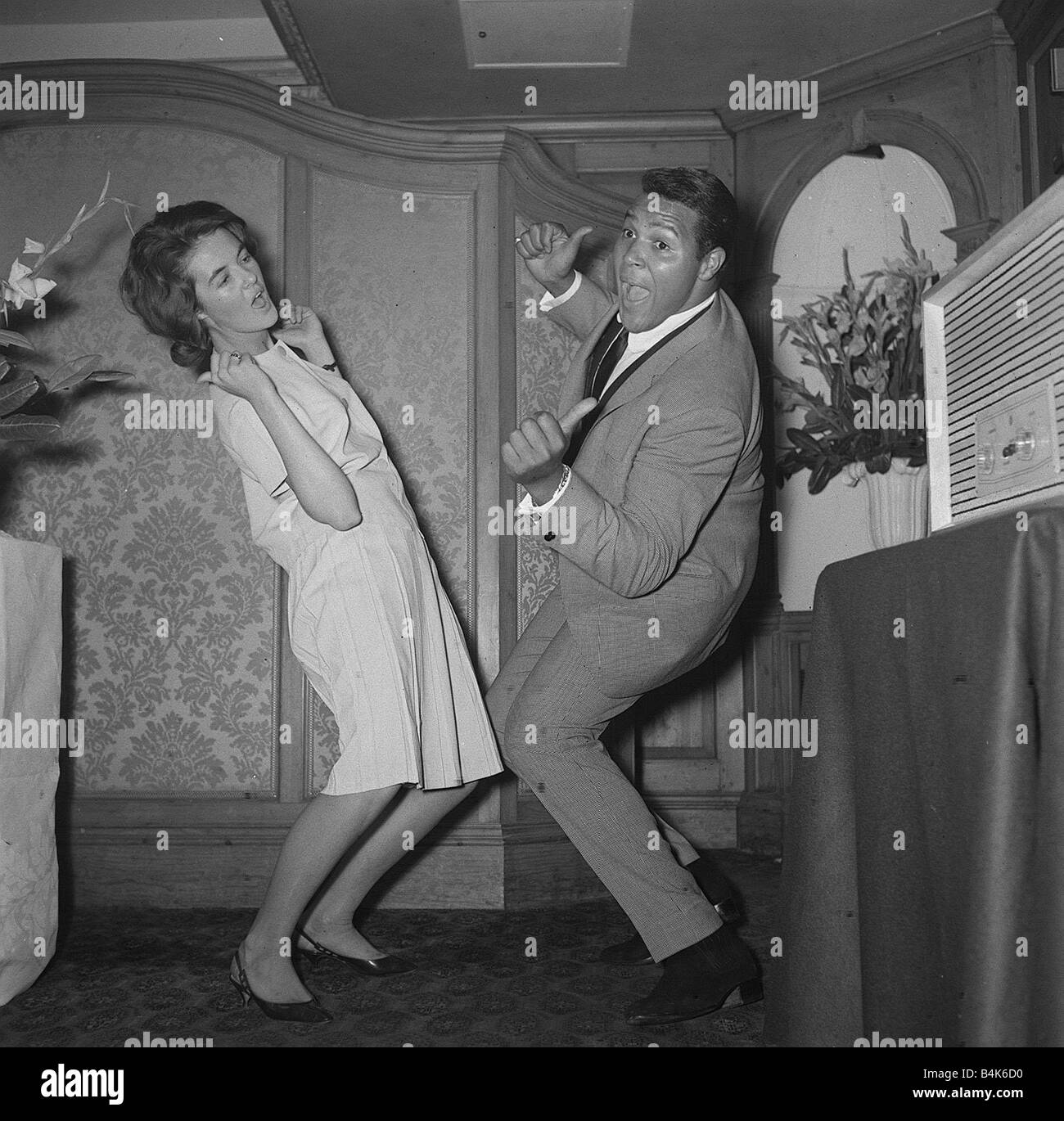 Chubby Checker September 1962 Sänger Chubby Checker zeigt wie seine wirklich getan The Twist, das mit einer weiblichen Begleiter Unterhaltung Tanz tanzt die Twist-Tanz-Sänger der 1960er Jahre Stockfoto