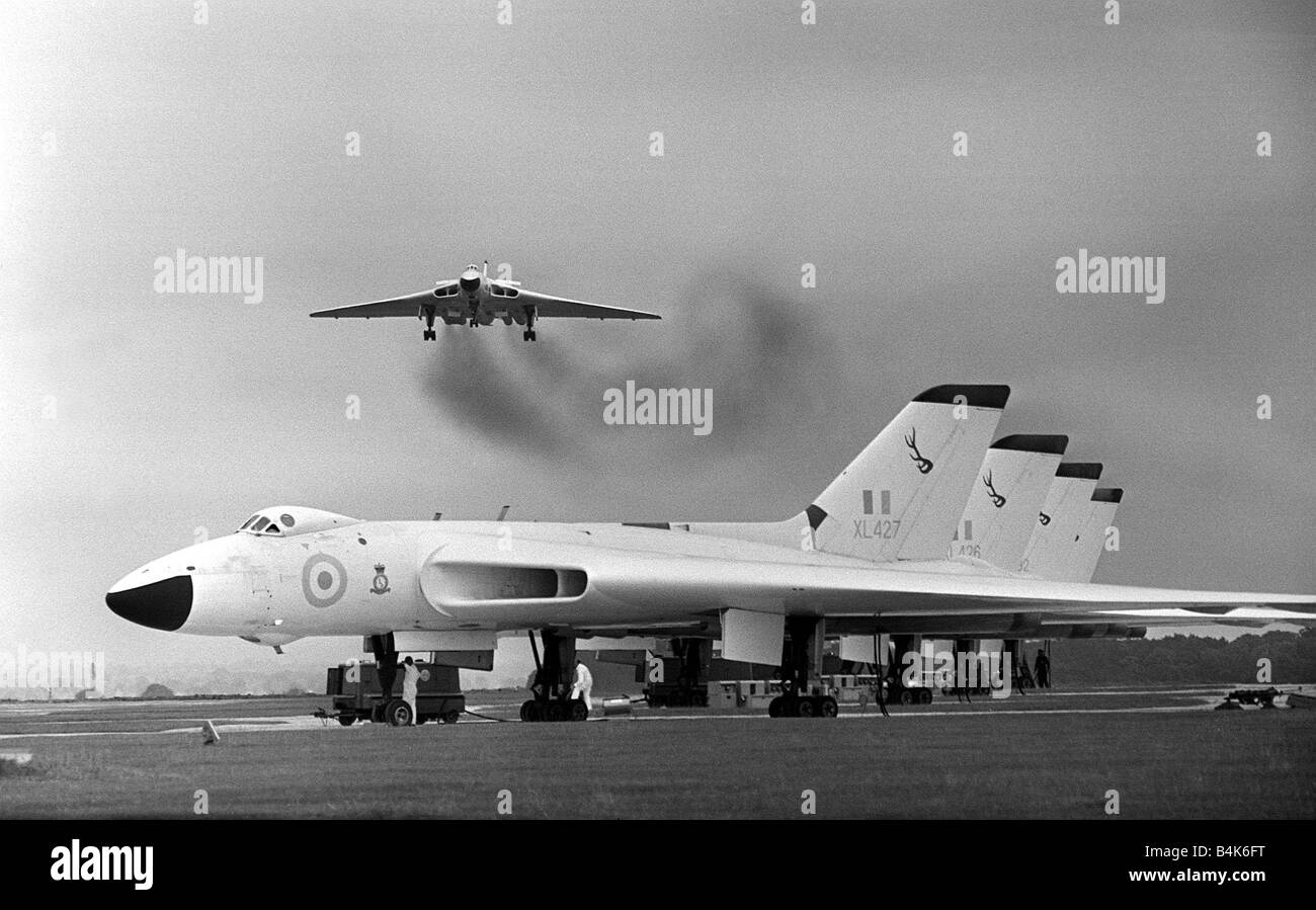Flugzeug Avro Vulcan B2 Bomber Juli 1963 Line-up an RAF Wittering als ein Vulkan macht einen Ansatz zur Startbahn The Vulcan zusammen mit Victor und Valiant, bekannt als der V-Force die Hauptstütze der Britains nuklearen wirksame Kraft LFEY003 Flight100 waren Stockfoto