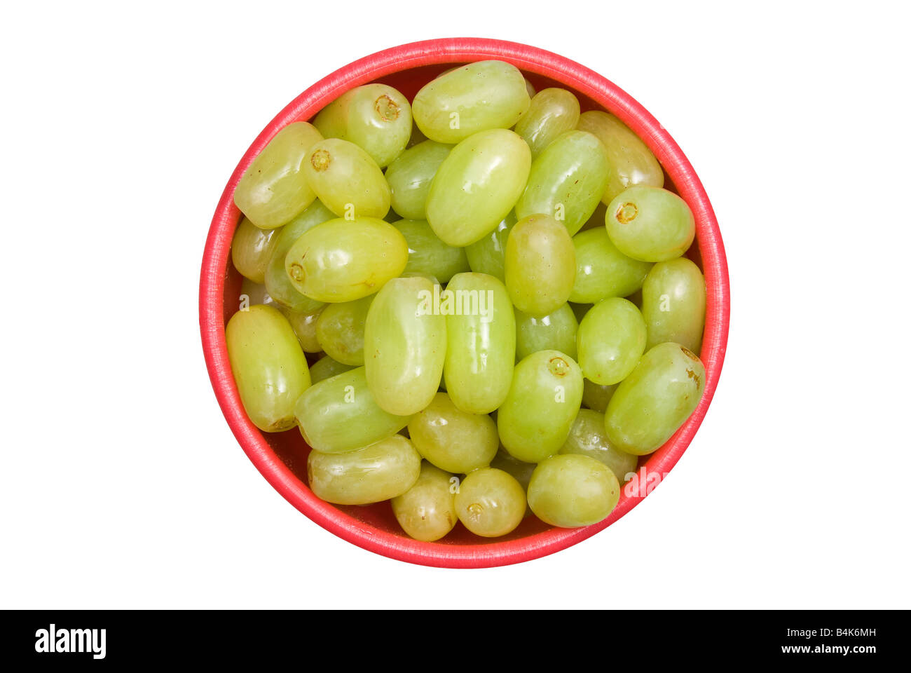 Eine Schale mit frischen grünen Trauben isoliert auf weißem Hintergrund Stockfoto