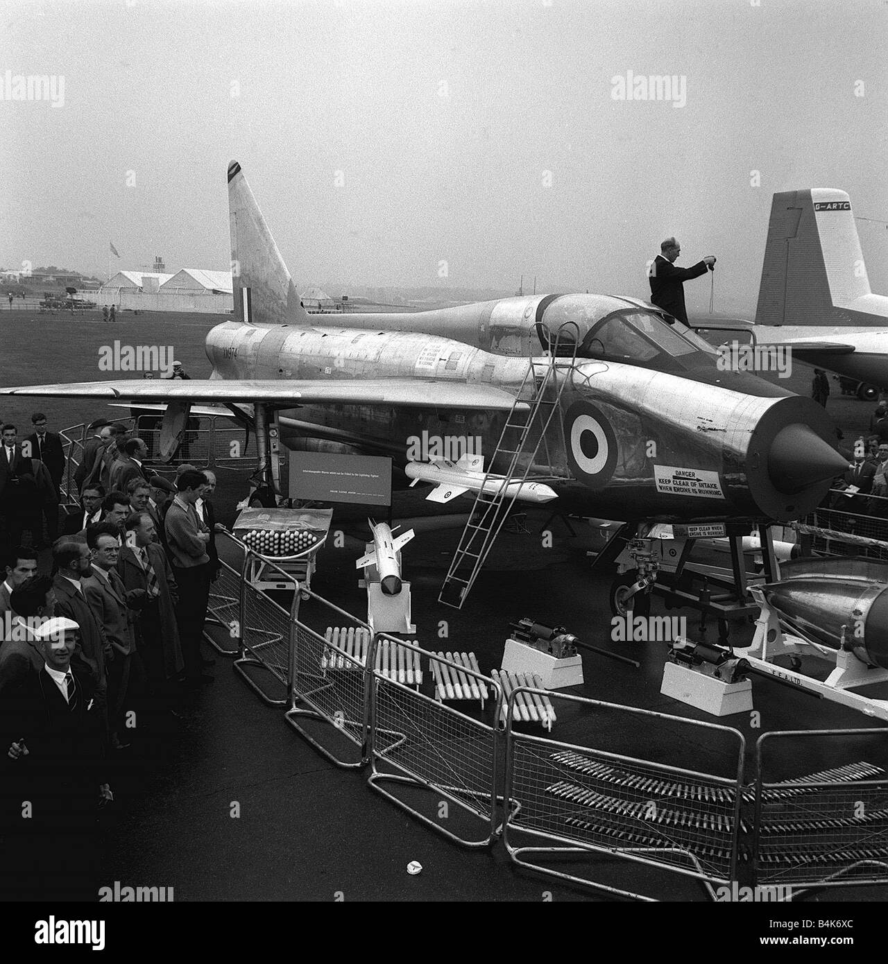 Flugzeug English Electric Lightning T4 September 1961 auf dem Display mit Waffen am SBAC Farnborough Air Show 1961 LFEY003 Flight100 Stockfoto