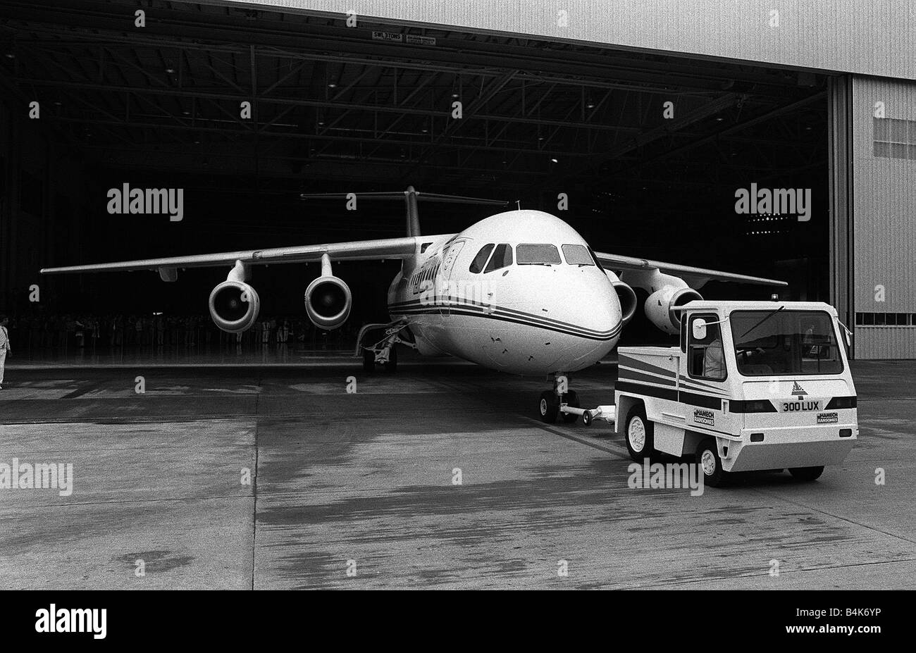 Flugzeug British Aerospace BAe 146 300 Mai 1987, die British Aerospace BAe 146 300 aus dem Hangar in Hatfield in Hertfordshire LFEY003 Flight100 Mirrorpix gezogen wird Stockfoto