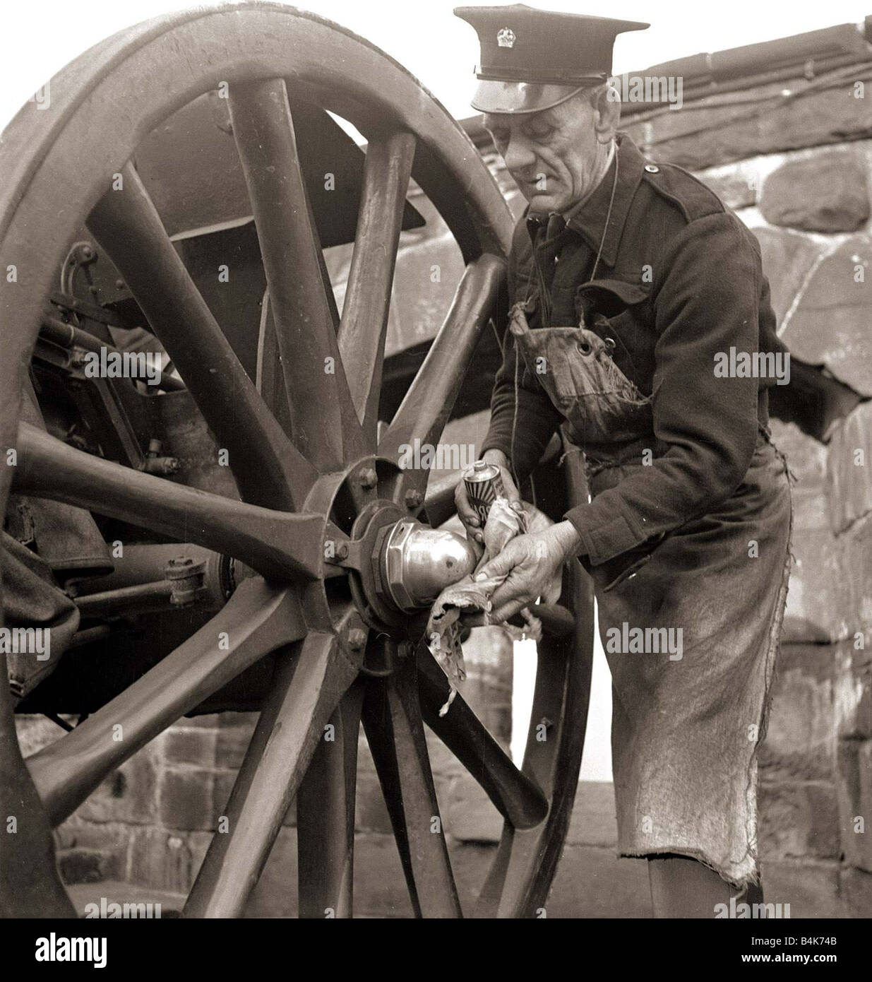 Der Schütze die Waffe schußbereit, die automatisch von einer nahe gelegenen elektrische Uhr genau 13:00 jeden Tag am schottischen royal Observatory auf Blackford Hügel mit Blick auf Edinburgh Circa 1945 beschossen wird immer Stockfoto