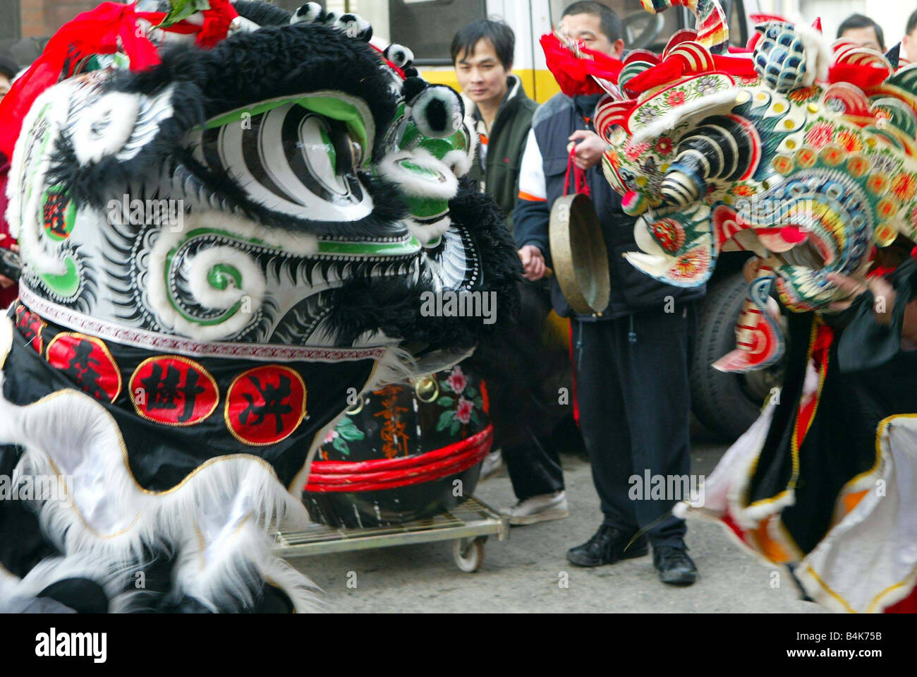 Chinesisches Neujahrsfest Ulster Januar 2004 chinesische Löwen Tanzgruppe unterhalten Anwohner in Elbana Straße als Teil des chinesischen Neujahrsfestes Stockfoto