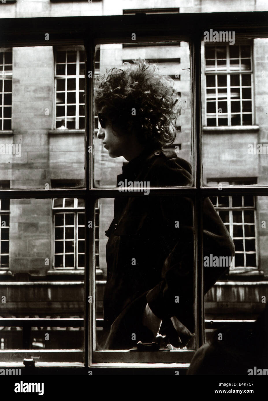 Das und nur Bob Dylan abgebildet, vorbei an einem Schaufenster in London Broschüre Y2K Music Y2K Fame Weby Weby dtgu2 dtgu2 Stockfoto