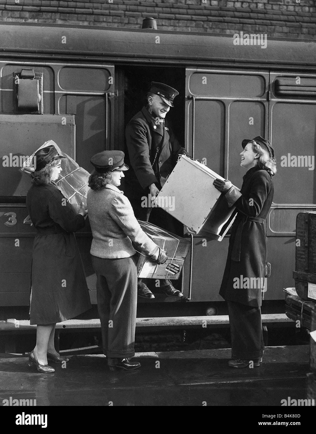 Erste Frauen Eisenbahn Träger des 2. Weltkrieges im Dienst in Crewe station MSI Stockfoto