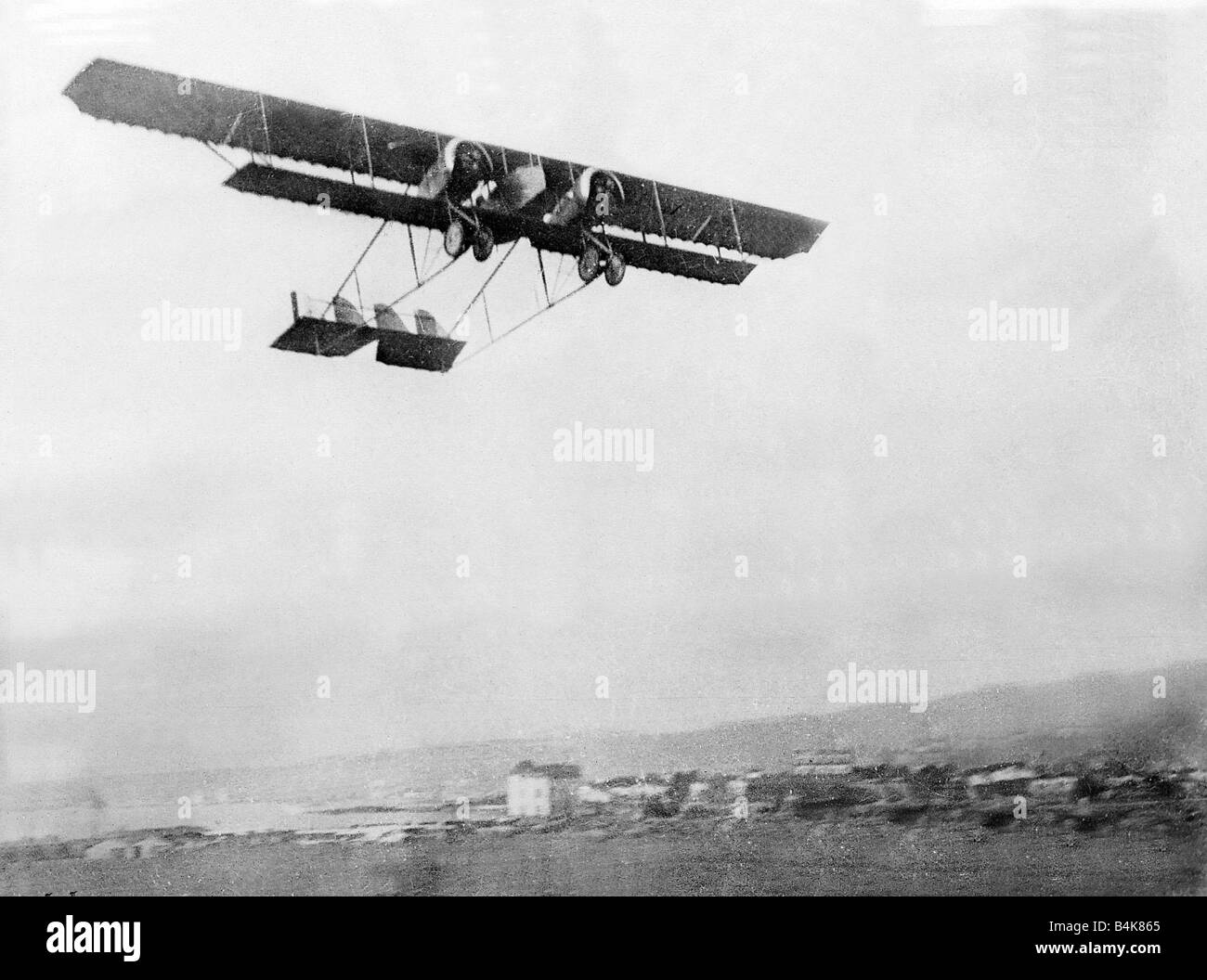 Ein Zwilling engined Caudron Doppeldecker im Flug über Saloniki auf dem Balkan während Erster Weltkrieg 1915 ein LFEY003 Flight100 Stockfoto