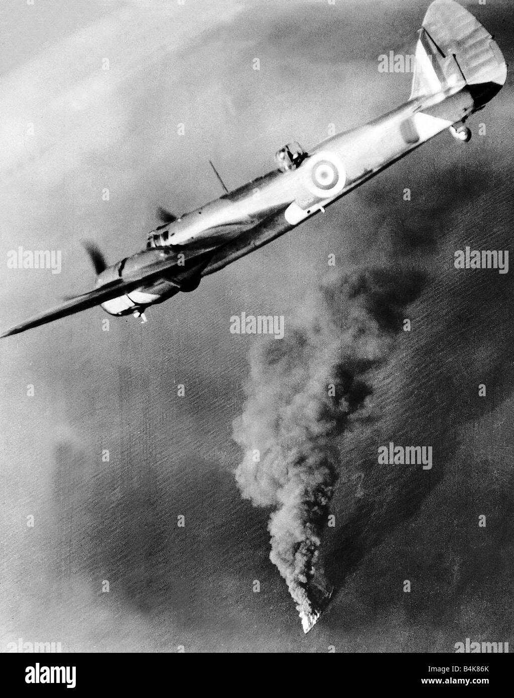 Ein Flugzeug der Royal Air Force Bristol Beufighter fliegt über der brennenden Hulk von einem deutschen Tanker während dem 2. Weltkrieg 1940 Stockfoto