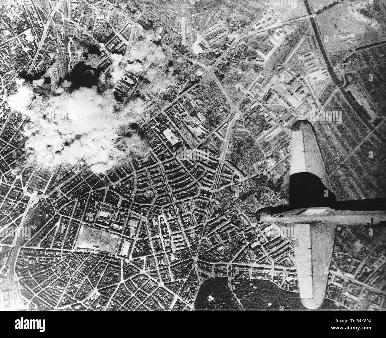 Gummibaum Reifen Vahrenwalder Straße in Hannover bei einem Bombenangriff  durch USAF Flying Fortress Bomber im 2. Weltkrieg 1943 Stockfotografie -  Alamy