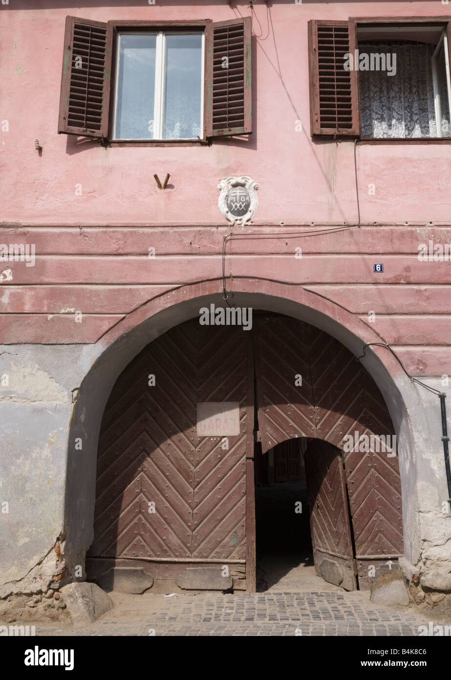 Hermannstadt Siebenbürgen Rumänien Europa Holztür in Tür der alten historischen Gebäude Stockfoto