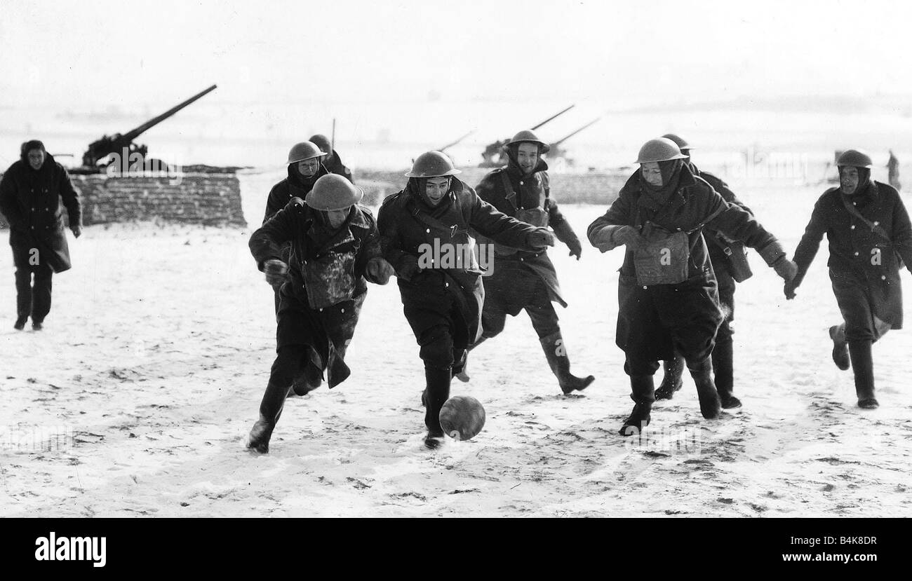 Britische anti-Aircraft Batterie Fußballspielen im Schnee bedeckt französische Feld WW2 1940 Stockfoto