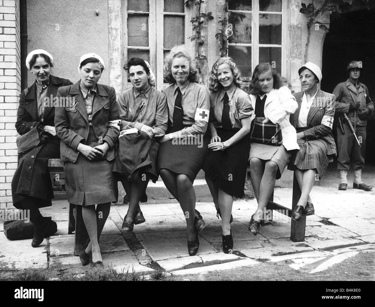 Sieben deutsche Krankenschwestern, die nach dem Einmarsch der Alliierten D-Day WW2 1944 Cherbourg Normandy gefangengenommen wurden Stockfoto