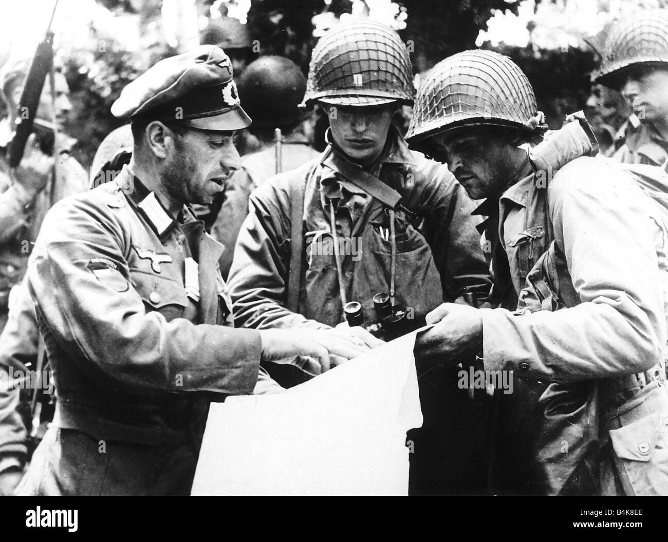 Deutscher Offizier eine georgische erklärt Details eine Militärkarte zu US-Offiziere von der Allied Expeditionary Force, die die ersten Landungen im nördlichen Frankreich WW2 6. Juni 1944 gemacht Stockfoto