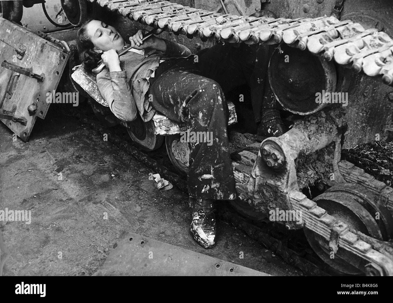 Eine Frau in einem Ministry of Supply Munition Depot Werke auf dem Catapillar Weg eines Panzers während dem 2. Weltkrieg 1941 Stockfoto