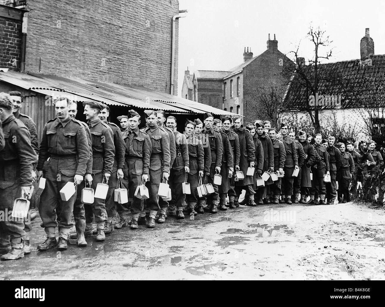 Sherwood Foresters dienen im Bereich nach vorne von der BF in Frankreich Line-up für Abendessen WW2 Stockfoto