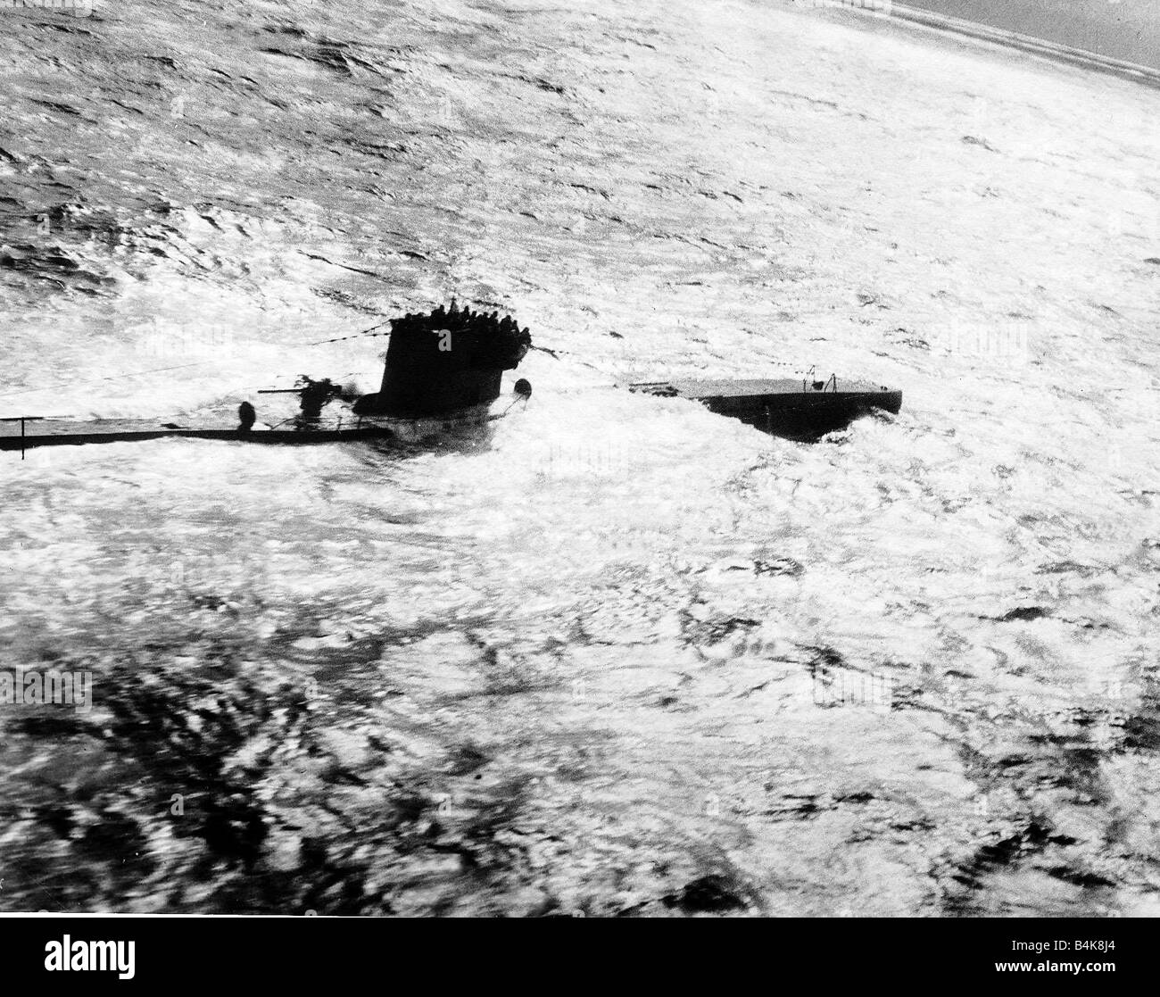 Eine deutsche u-Boot-Besatzung warten auf einem britischen Schiff um sie abzuholen, nachdem er gezwungen, während dem 2. Weltkrieg 1941 aufgeben Stockfoto