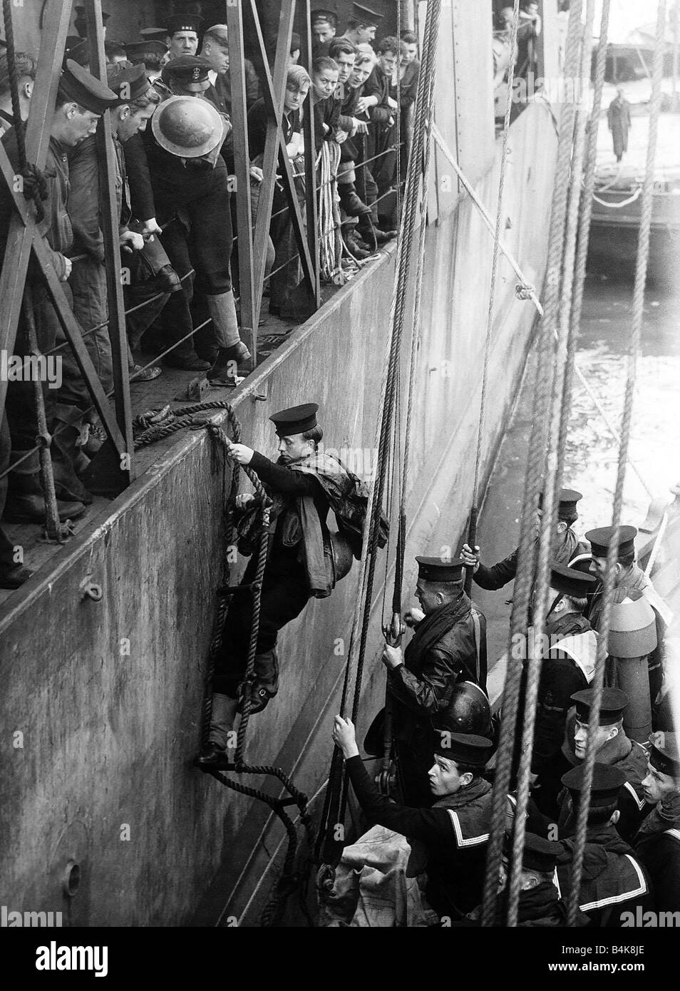 Matrosen an Bord HMS prachtvollen Vorbereitung auf eine weitere Reise zu den Stränden der Normandie während dem 2. Weltkrieg 1944 Stockfoto