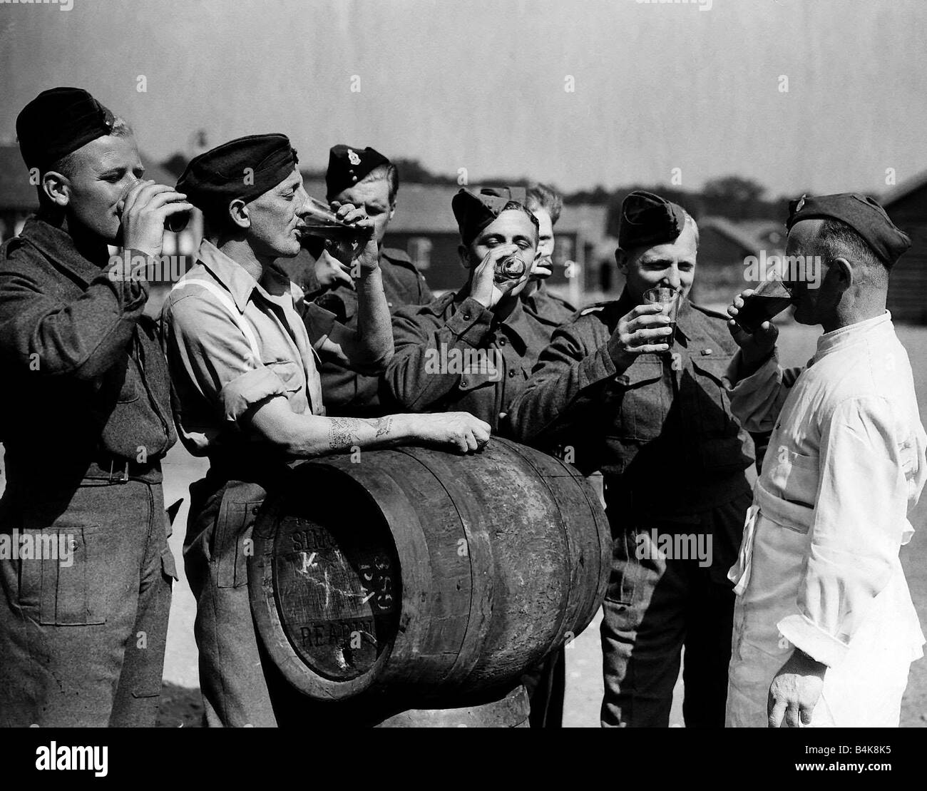 Britische Truppen entlassen aus einem deutschen Gefangenenlager englische Biertrinken 1944 zum ersten Mal in vier Jahren WW2 Stockfoto