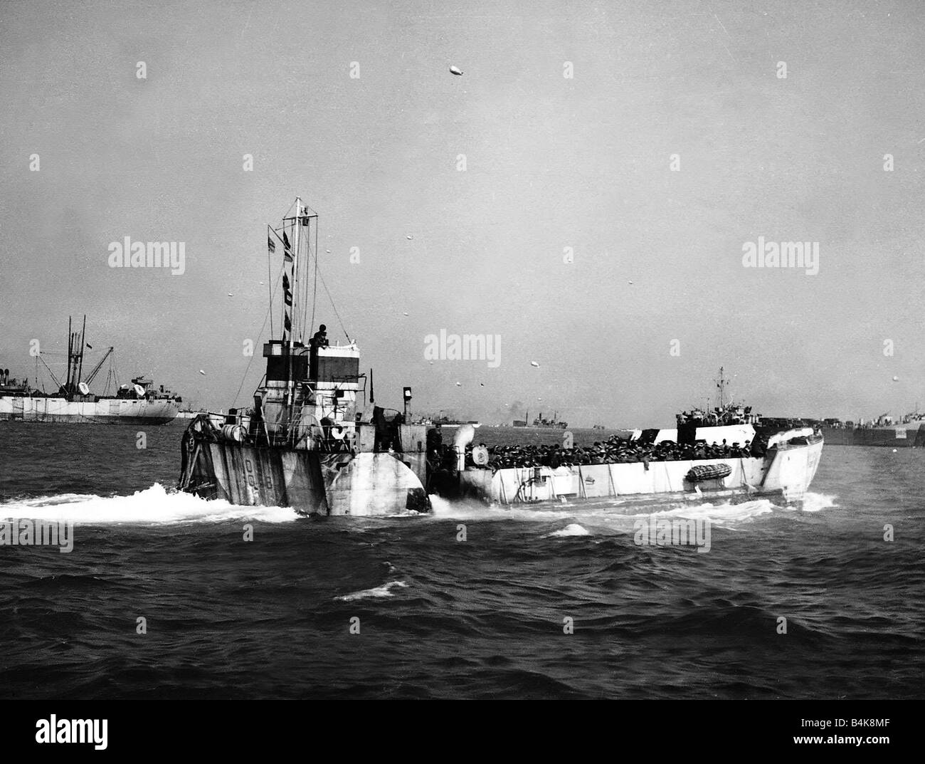 Landing Craft geladen mit Truppen in Richtung Normandie Strände während D-Day Invasion 1944 WW2 Stockfoto