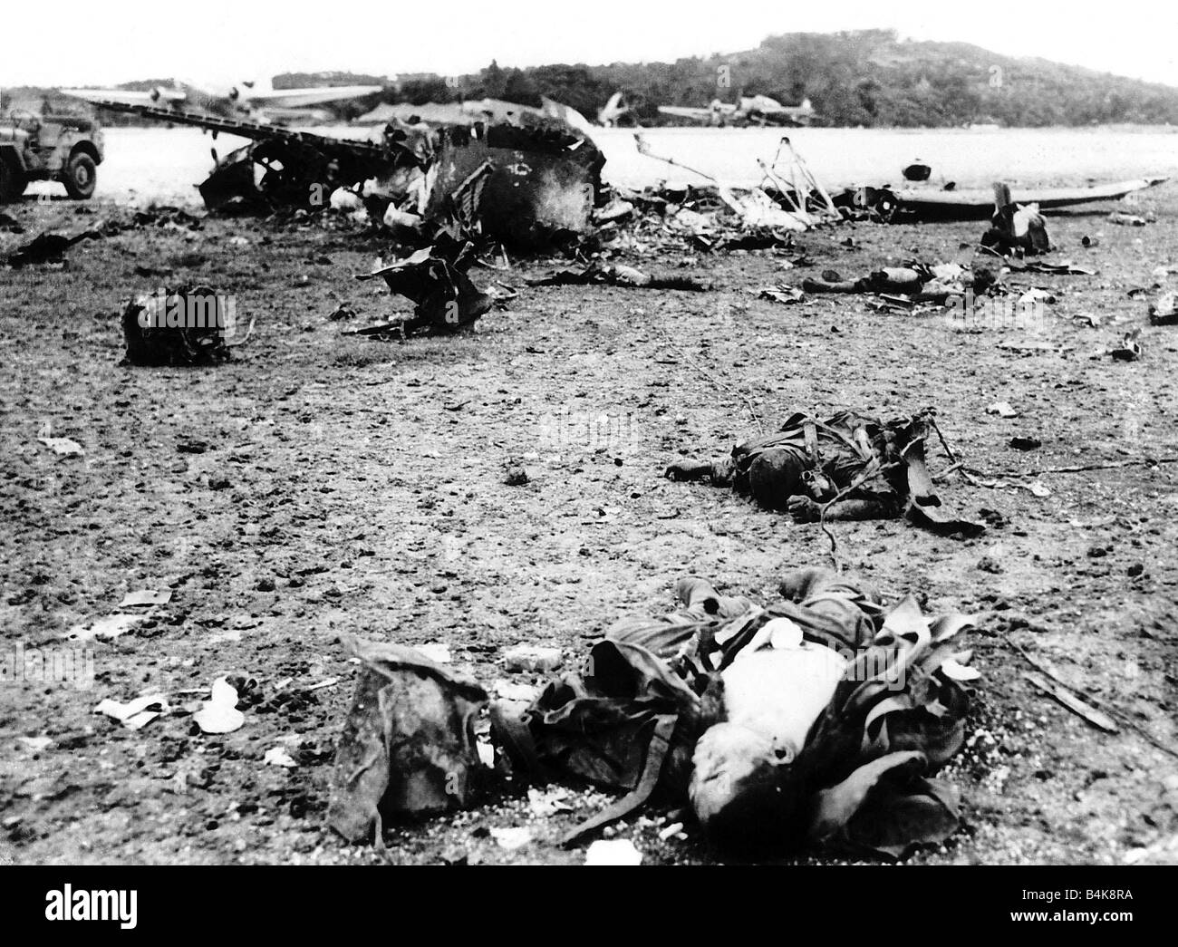 Toten japanische Soldaten neben ihr Flugzeug, die einen Selbstmord-Bomber-Angriff auf amerikanische gehaltenen Yontan Flugplatz auf Okinawa das Flugzeug abgestürzt war beraubt worden, der Ausrüstung, die 13 oder 14 japanische Besatzung zu tragen, die starben, bevor sie ihr Ziel 1945 erreichen konnte Stockfoto