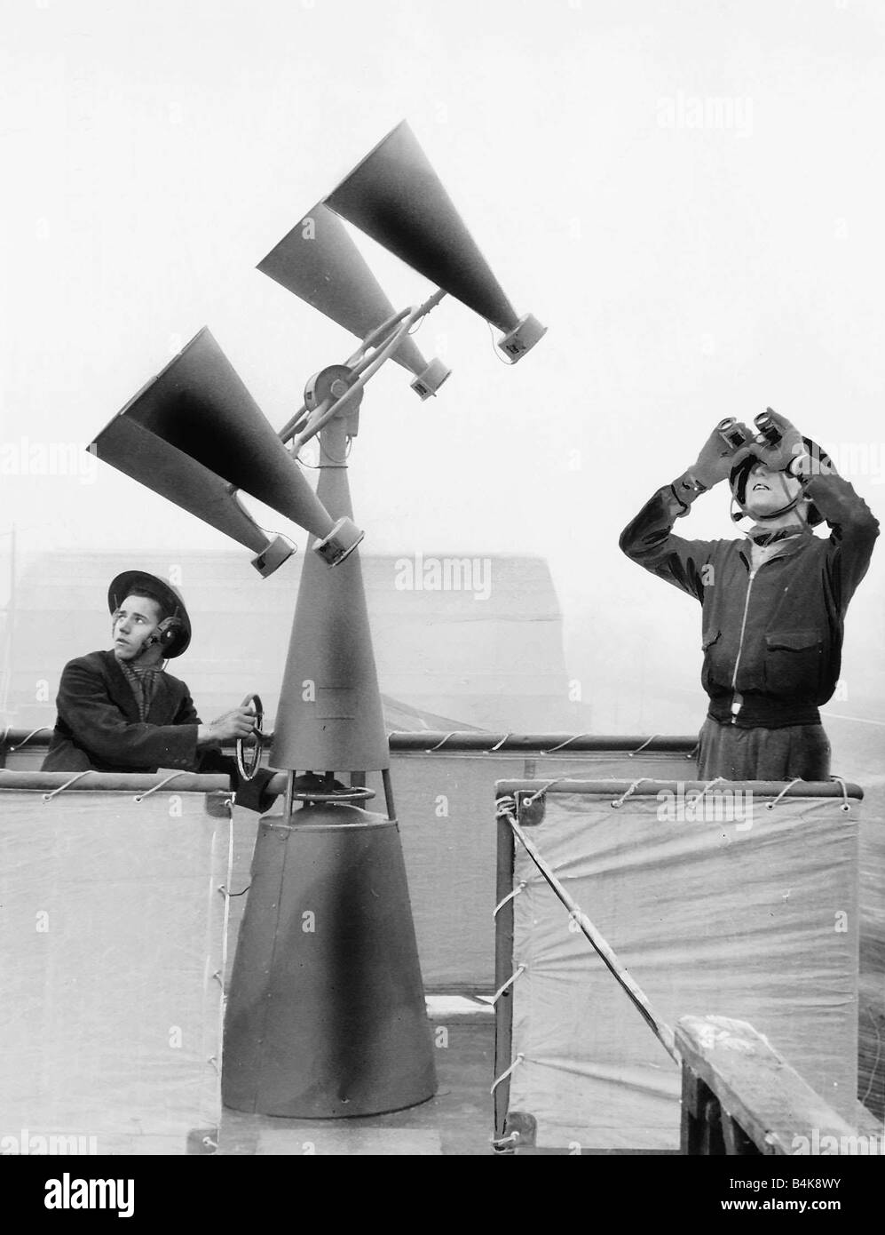 WW2 Beobachter auf der Dachterrasse mit Tondetektion Ausrüstung Stockfoto