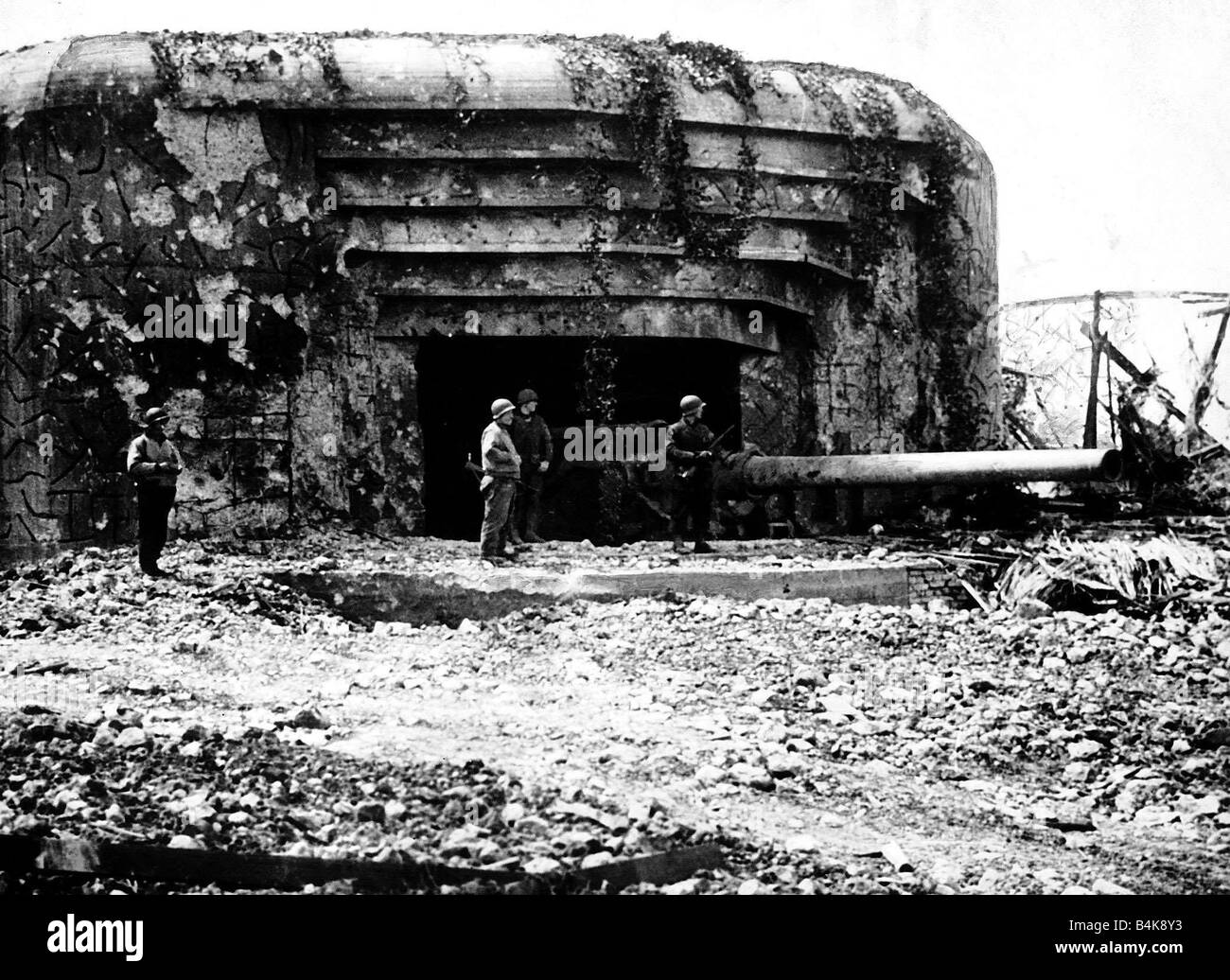 WW2 verstärkt Betonbunker gebaut von den deutschen zum Schutz der Küsten Geschütze werden durch die Amerikaner 1944 erfasst. Stockfoto