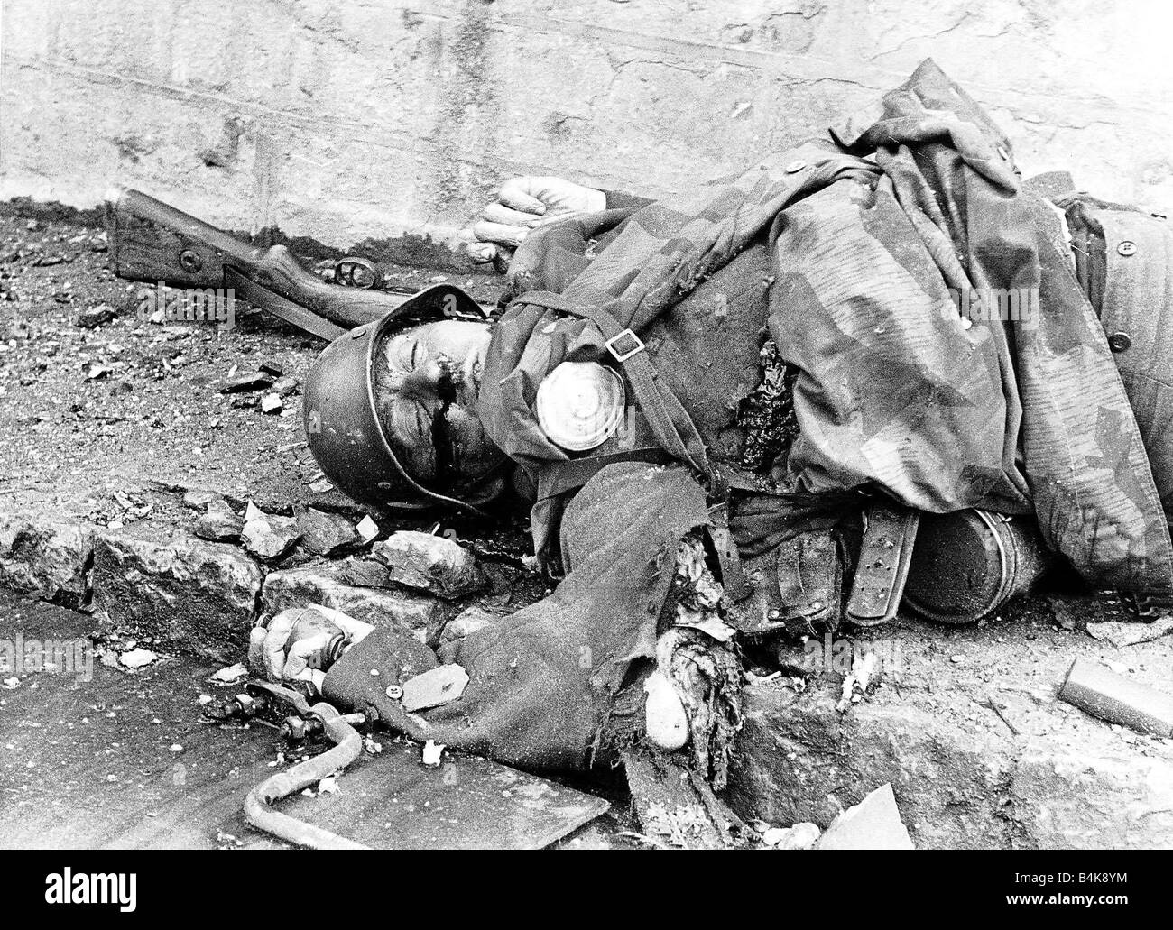 WW2 Toten deutschen Soldaten greifen eine Granate, die er 1944 zu werfen Stockfoto