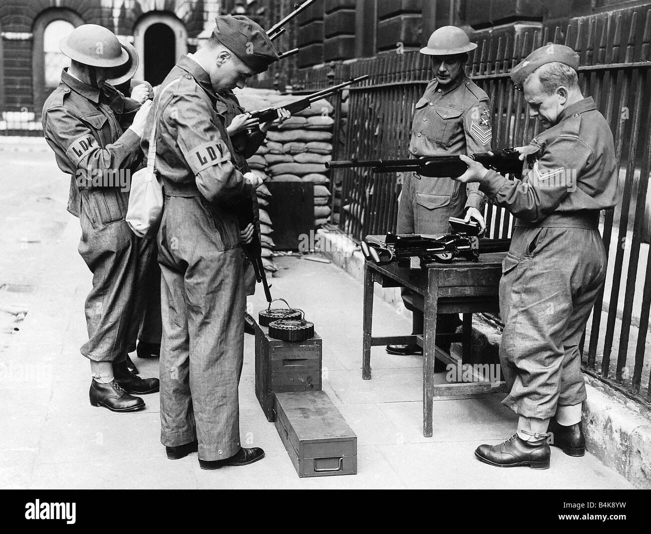 Sergeant J Stewart Chief Instructor für die Bürgerwehr im Bereich Bow Street London geben Unterricht mit einer Browning Pistole früher von der Scots Guards Stewart ist jetzt Porter an Lindsey House Shaftesbury Avenue 1940 WW2 Stockfoto