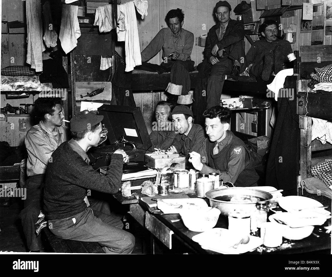 WW2 ll veröffentlicht Gefangenen 5 45 Eröffnung Dosen von Lebensmitteln und Gramaphone WW2 anhören Stockfoto