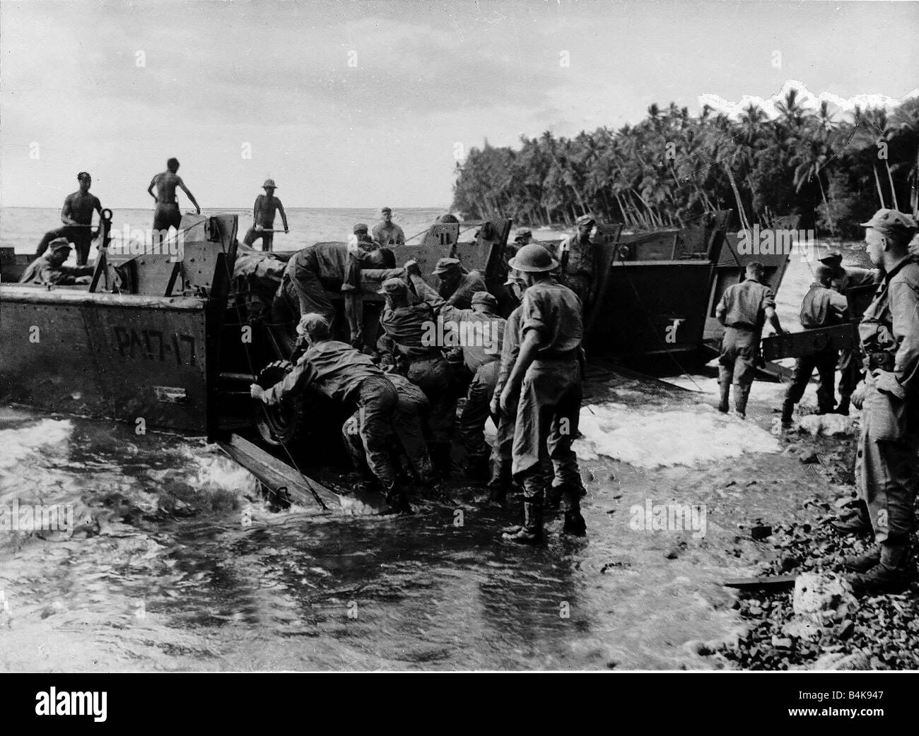 Neuseeland Truppen auf Vella Lavella Insel Jan 1944 laden Waffe an Bord ein Landungsboot der South Pacific WW2 Stockfoto