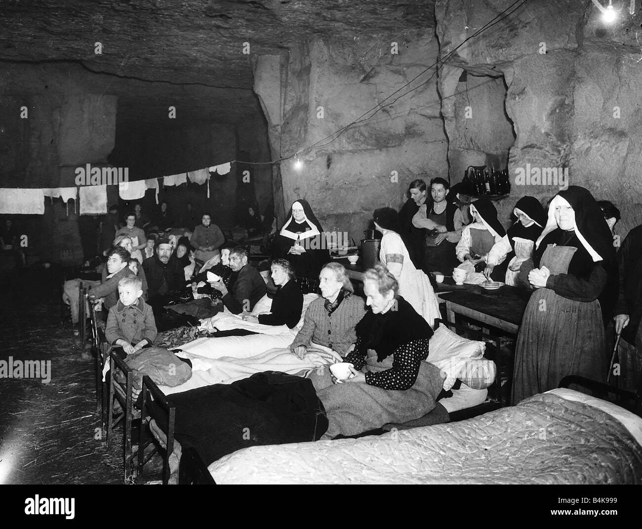 WW2 Flüchtlinge aus Caen in Steinbrüchen 1944 zeigt das Foto Flüchtlinge aus Caen Faubourg de Vancelles und den umliegenden Dörfern leben in Steinbrüchen in der Nähe von Fleury-Sur Orne Stockfoto