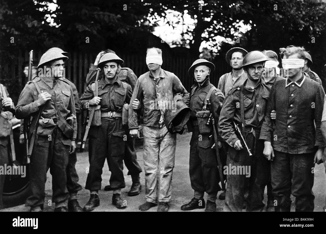 WW2 deutsche Gefangene in Dieppe Raid 1942 zwei deutsche Gefangene werden die Augen verbunden und begleitet durch die Straßen nach der Rückkehr Stockfoto