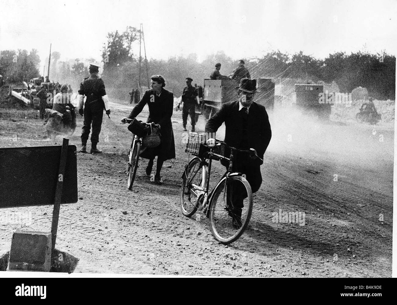 WW2 Straße clearing in Normandie Frankreich Jun 44 Frence Zivilisten Zyklen drängen übergeben Verbündete Fahrzeugen an die Front in der Nähe von Douet Frankreich Stockfoto