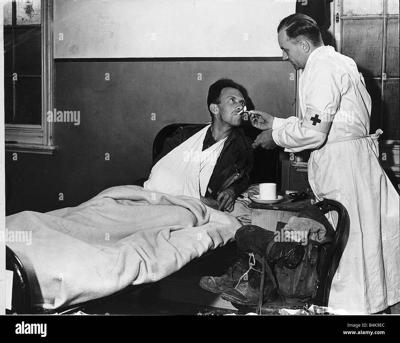 2. Weltkrieg verwundeten Soldaten im Krankenhaus Jun 1944 immer Licht aus einem Krankenpfleger in einem Krankenhaus in der Nähe von London Stockfoto